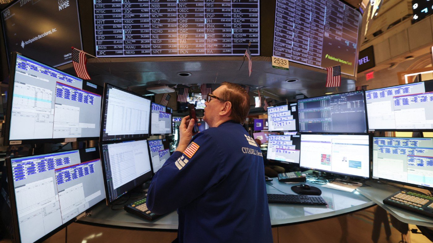 AI-Driven Capex Boom Masks Consumer Weakness, Risks Sharp Reversal