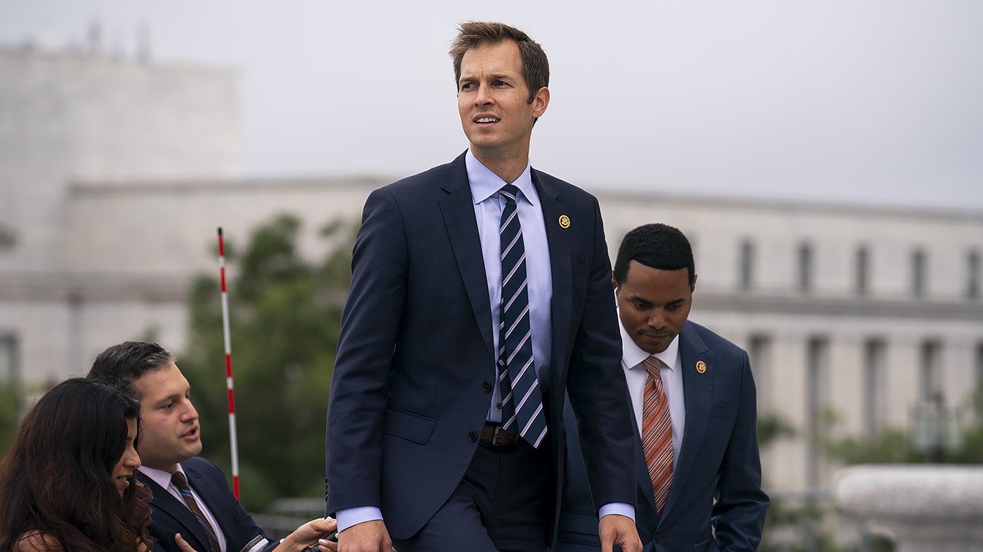 Auchincloss: Iran's Strait Control Outweighs Nuclear Ambitions as Trump Threatens Strikes