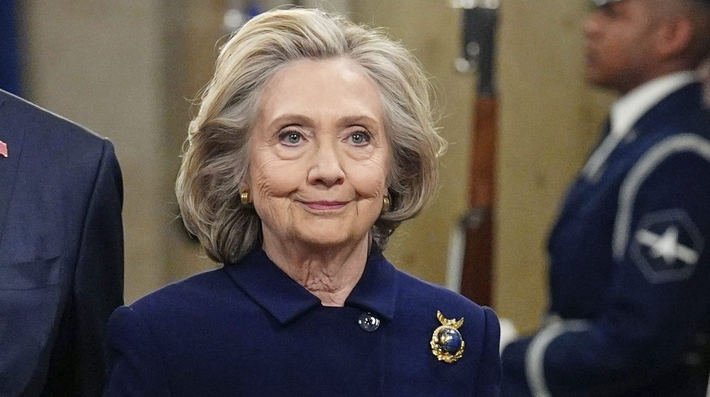 Clinton Says GOP Quietly Backs Carney in Canada Trade Fight