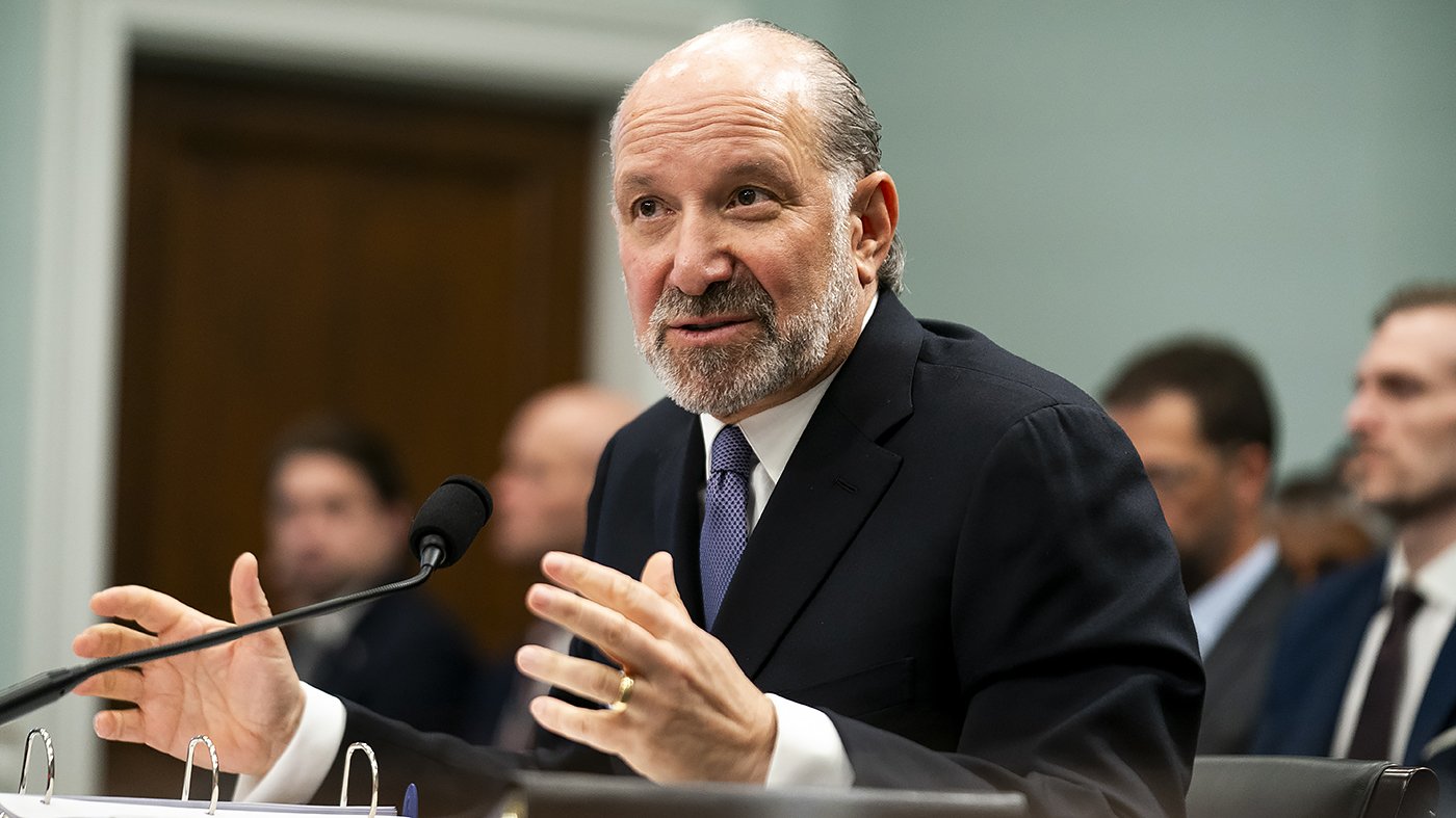 Comer Accuses Lutnick of Misleading on Epstein Island Visit Ahead of Testimony