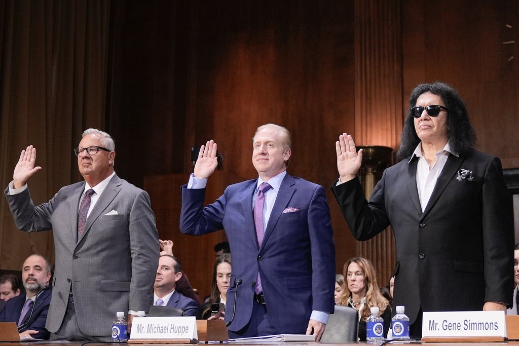 Congress Faces Dual Pressure on AM Radio Mandate and Artist Compensation