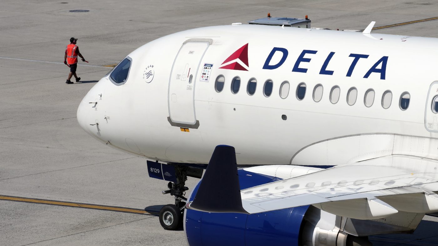 Delta's Premium Push: Airlines Bet on Wealthy Travelers Amid Economic Divide