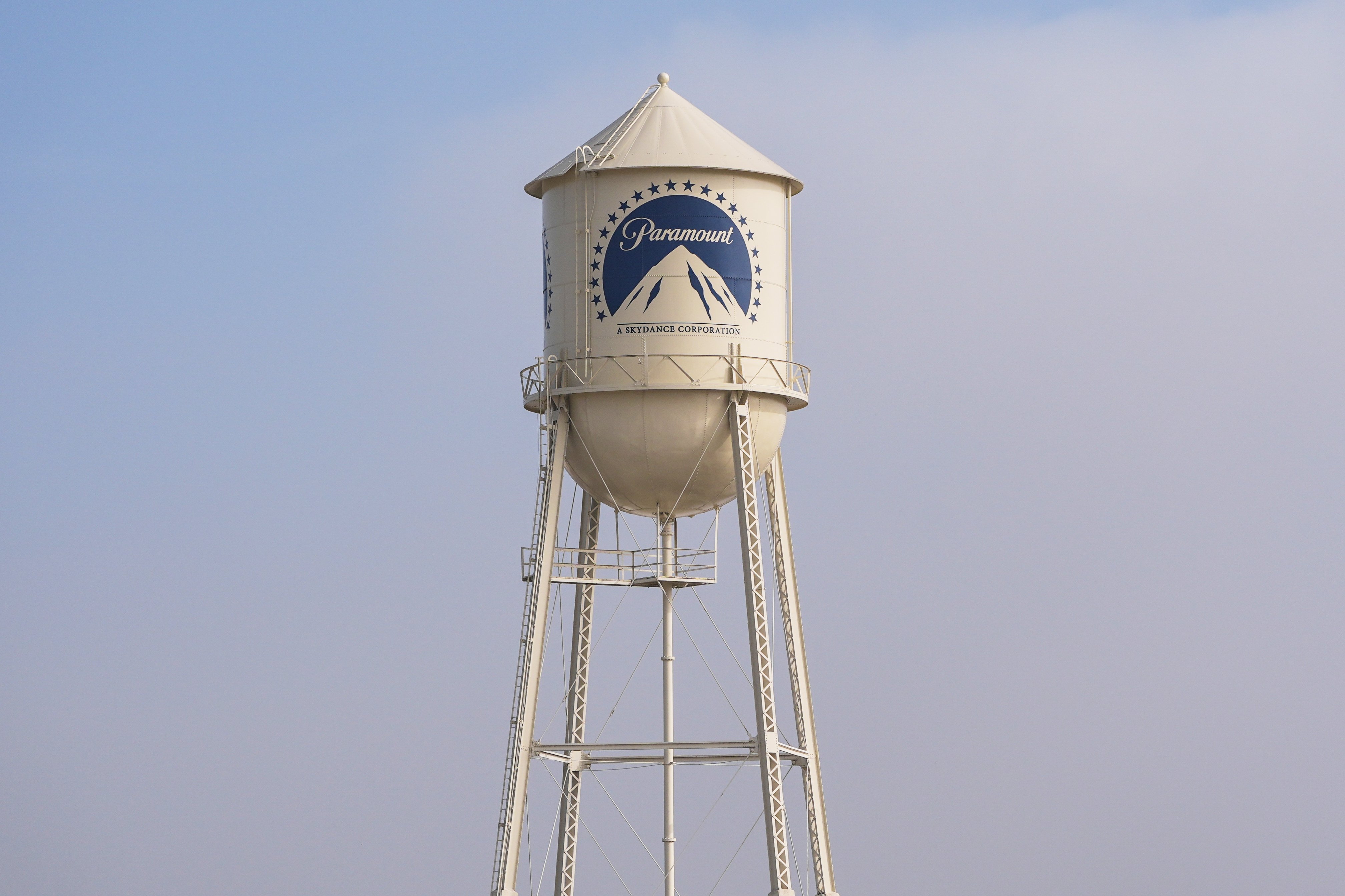 Democrats Urge FCC to Block Paramount-Warner Merger Over Foreign Ownership Risks
