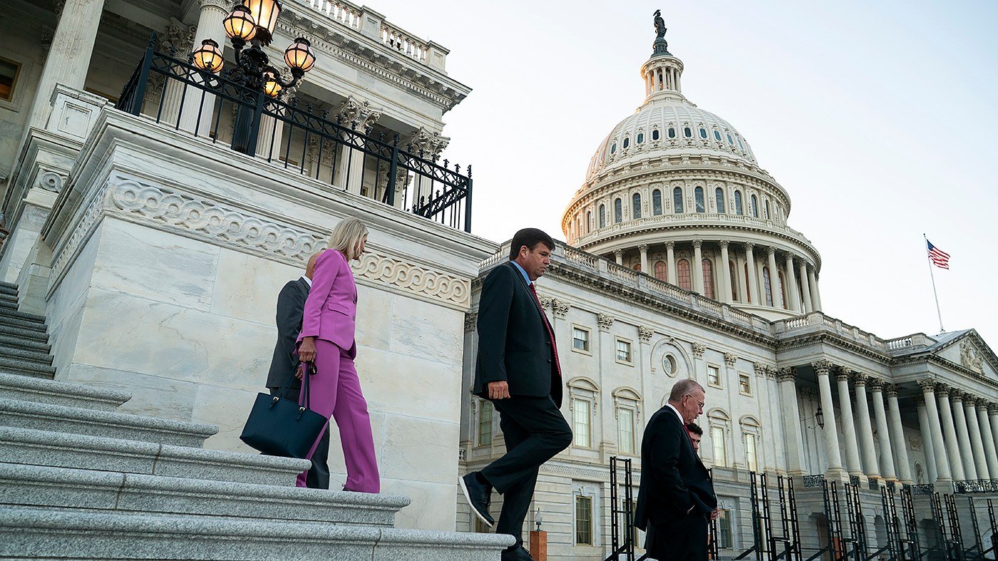 Departing House Members Defy Leaders, Reshape Lame-Duck Agenda