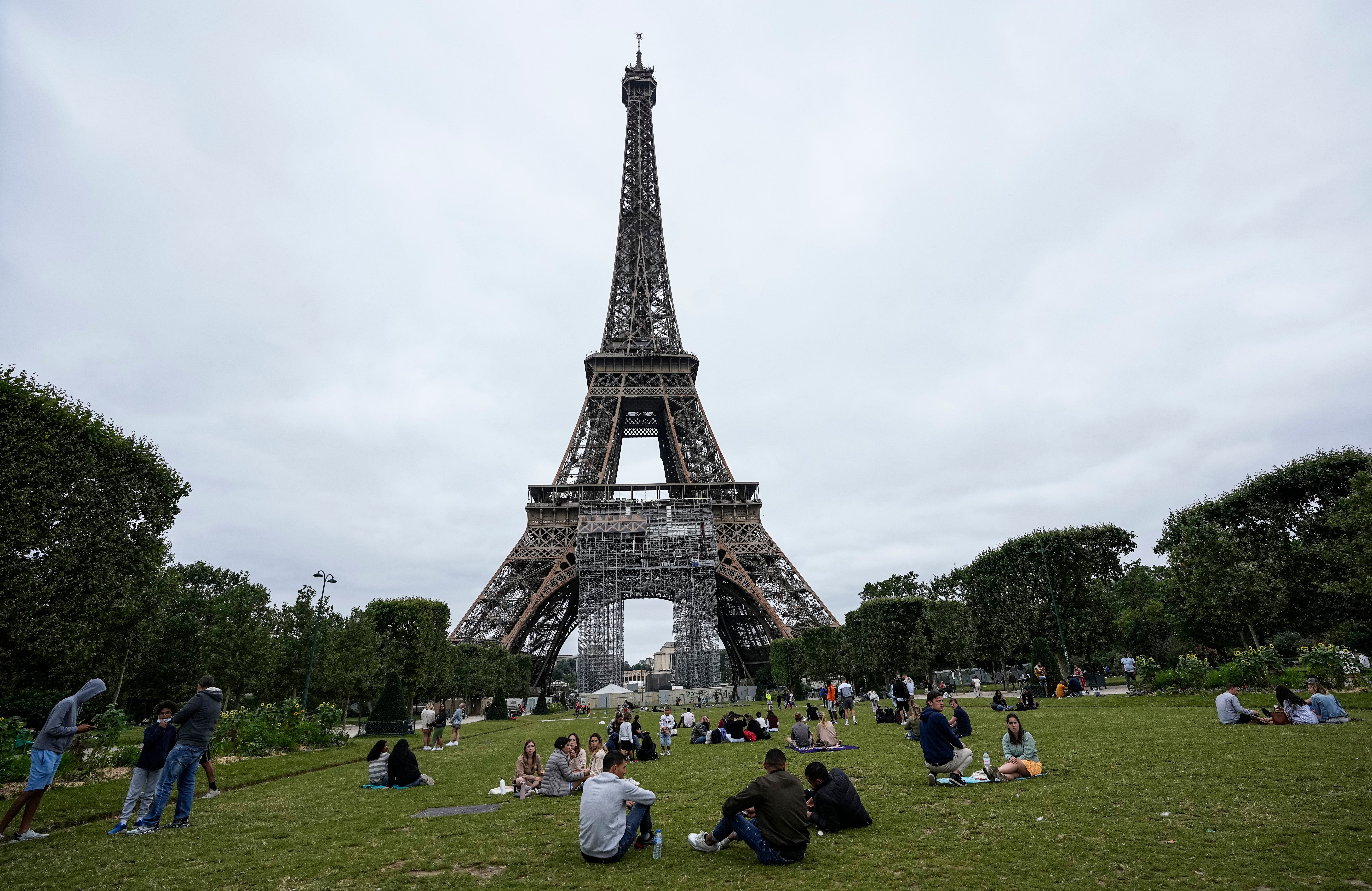 Eiffel Tower chief quits after women barred from Hindu visit