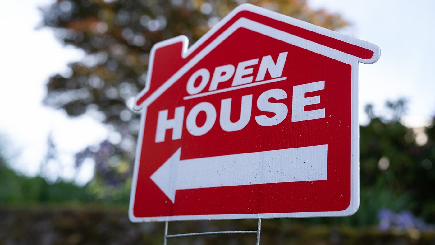 Existing Home Sales Plunge to 14-Month Low as Mortgage Rates Climb