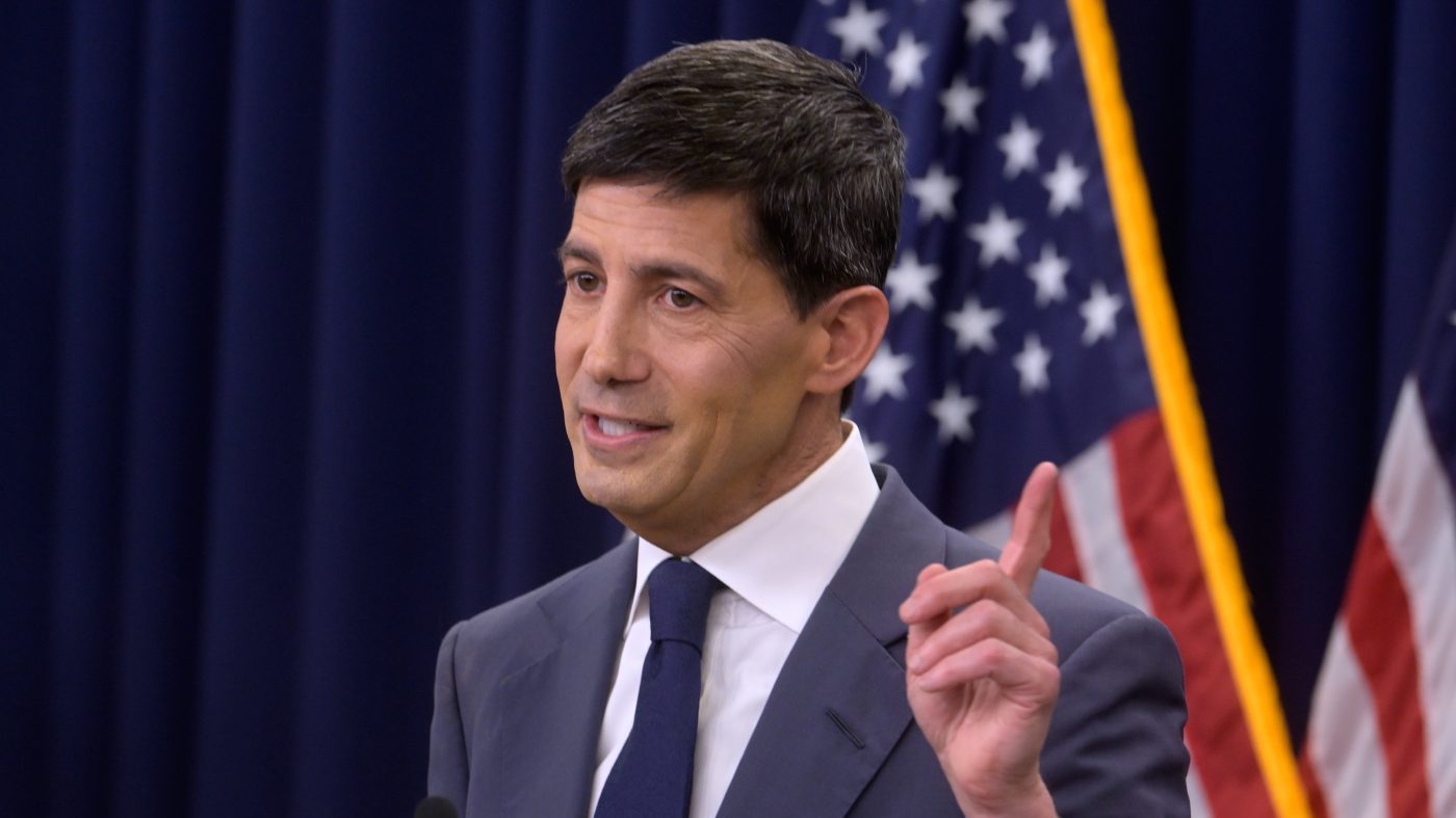 Fed Chair Warsh Plays Down Inflation Threat, Sidesteps Rate Cut Clues
