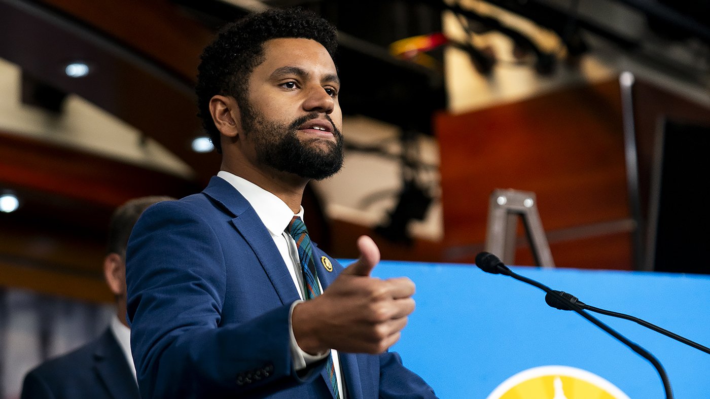 Frost Demands Probe After 31 Sloths Die in Orlando Warehouse