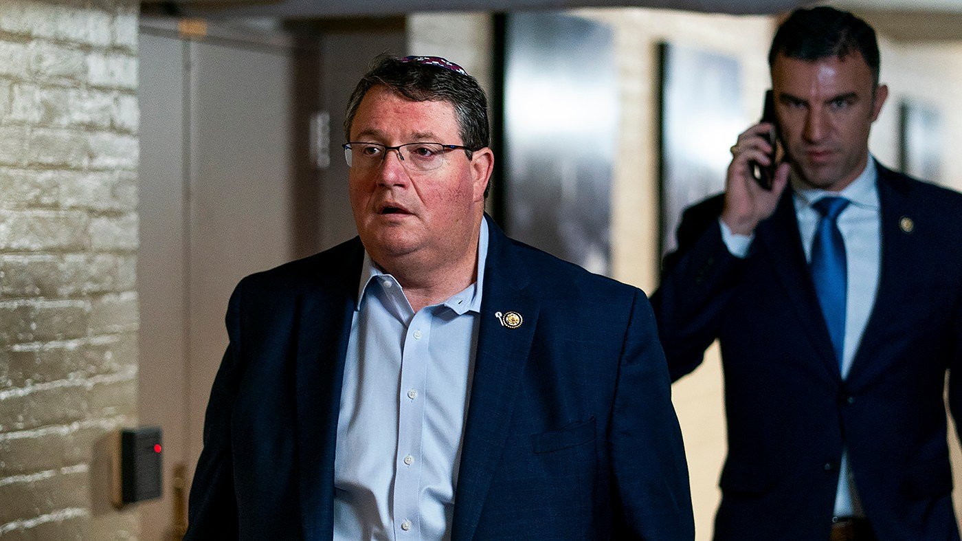 GOP Lawmaker Threatens Omar Expulsion Over Immigration Probe