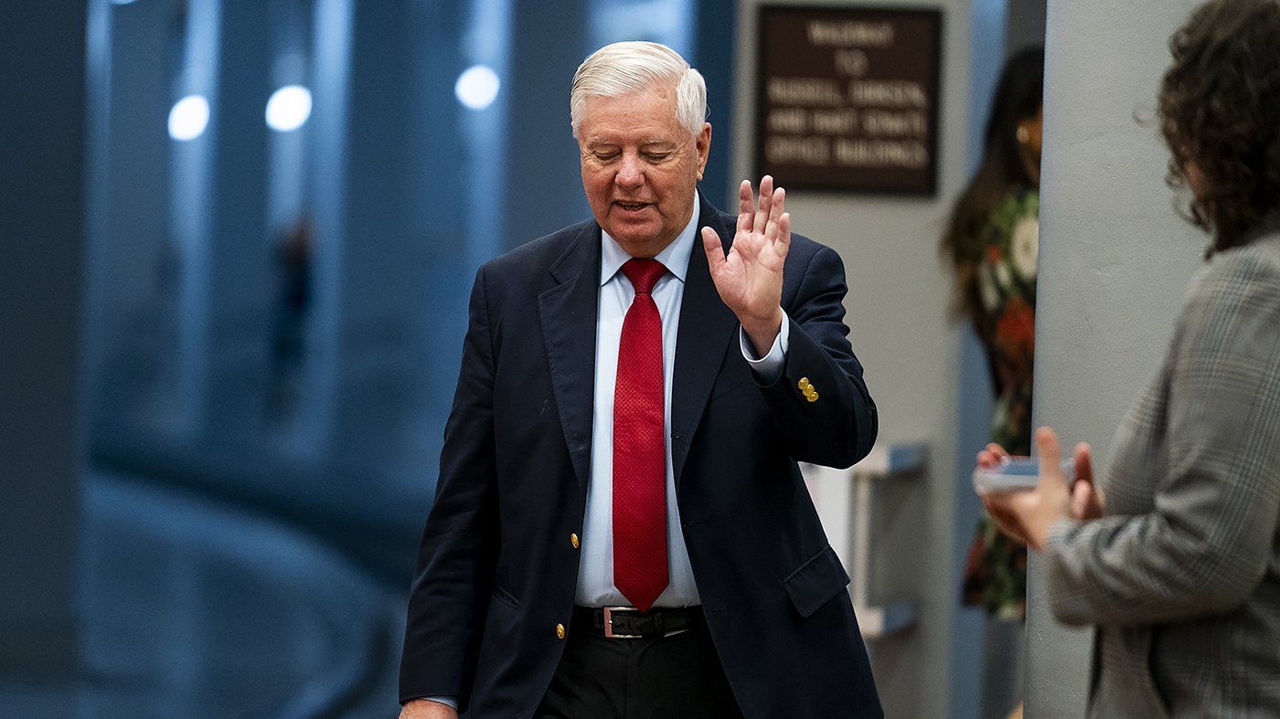 Graham Shifts Tone, Urges Trump to Pursue Iran Negotiations Over Military Action