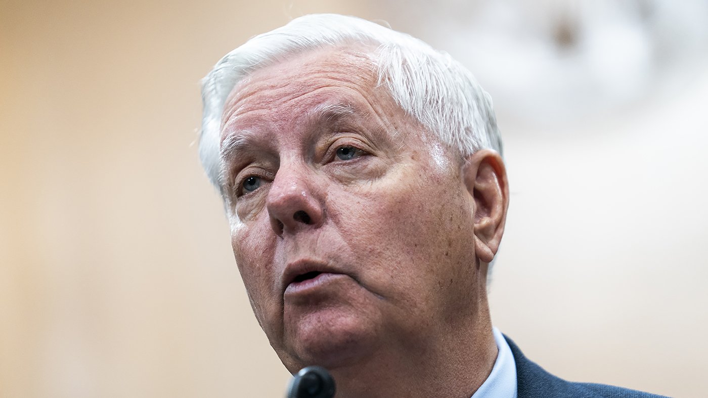 Graham Urges Trump to Seize Iranian Oil Terminal, Invokes Iwo Jima Precedent