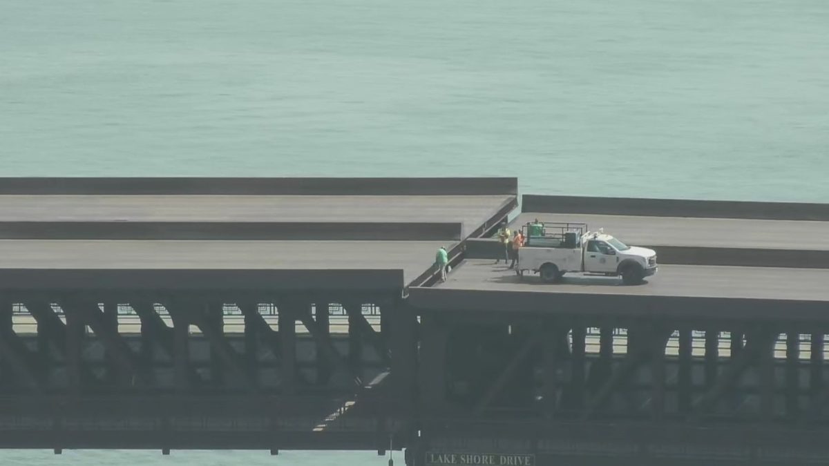 Heat wave jams Chicago's Lake Shore Drive bridge, stranding commuters