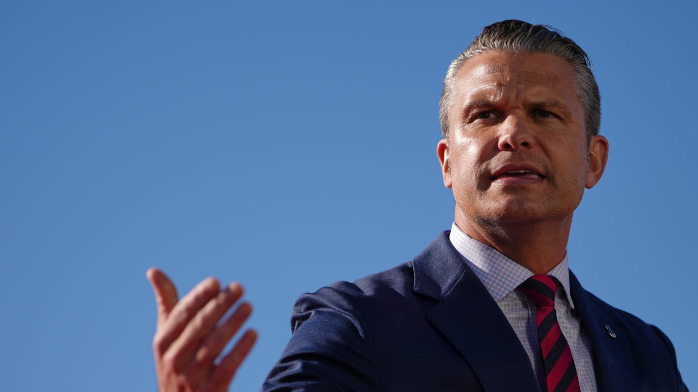 Hegseth Awards Presidential Unit Citation to USS Lincoln Crew