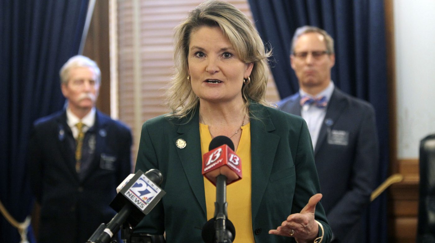 Holscher wins Kansas Democratic gubernatorial primary, topping Kelly's pick