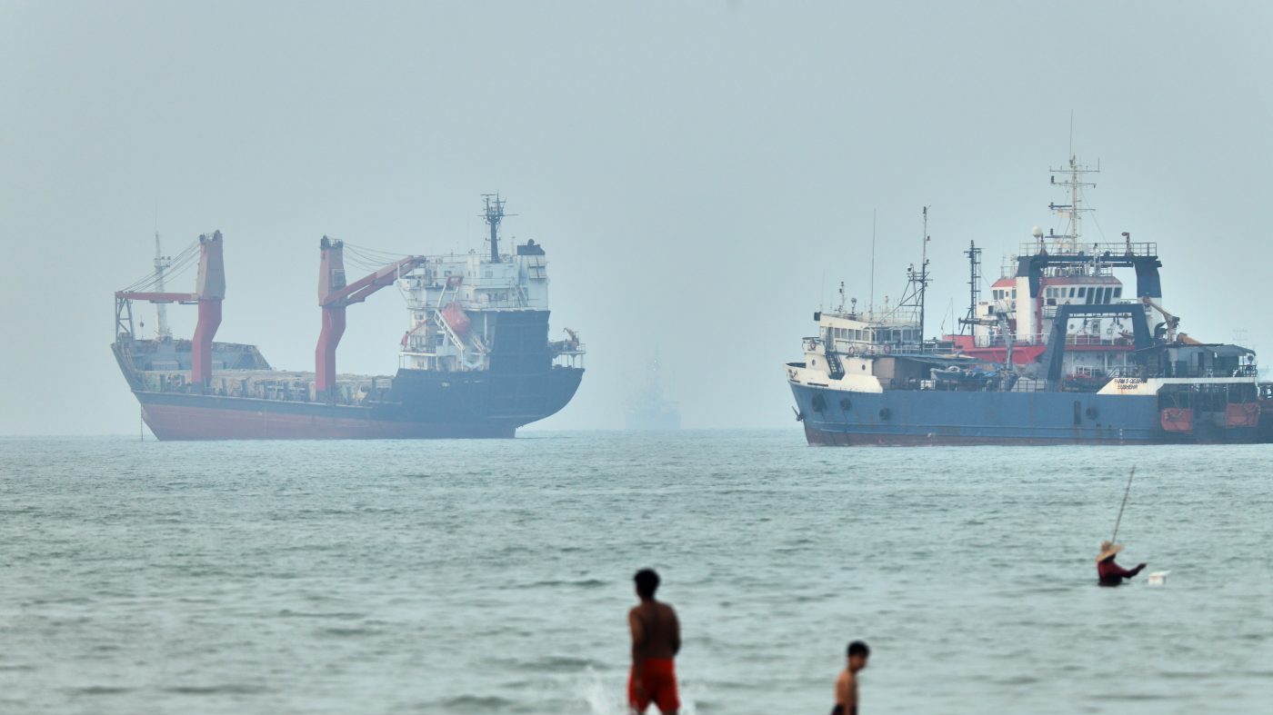 Hormuz Shipping Traffic Recovers After US-Iran Strikes as Markets Steady