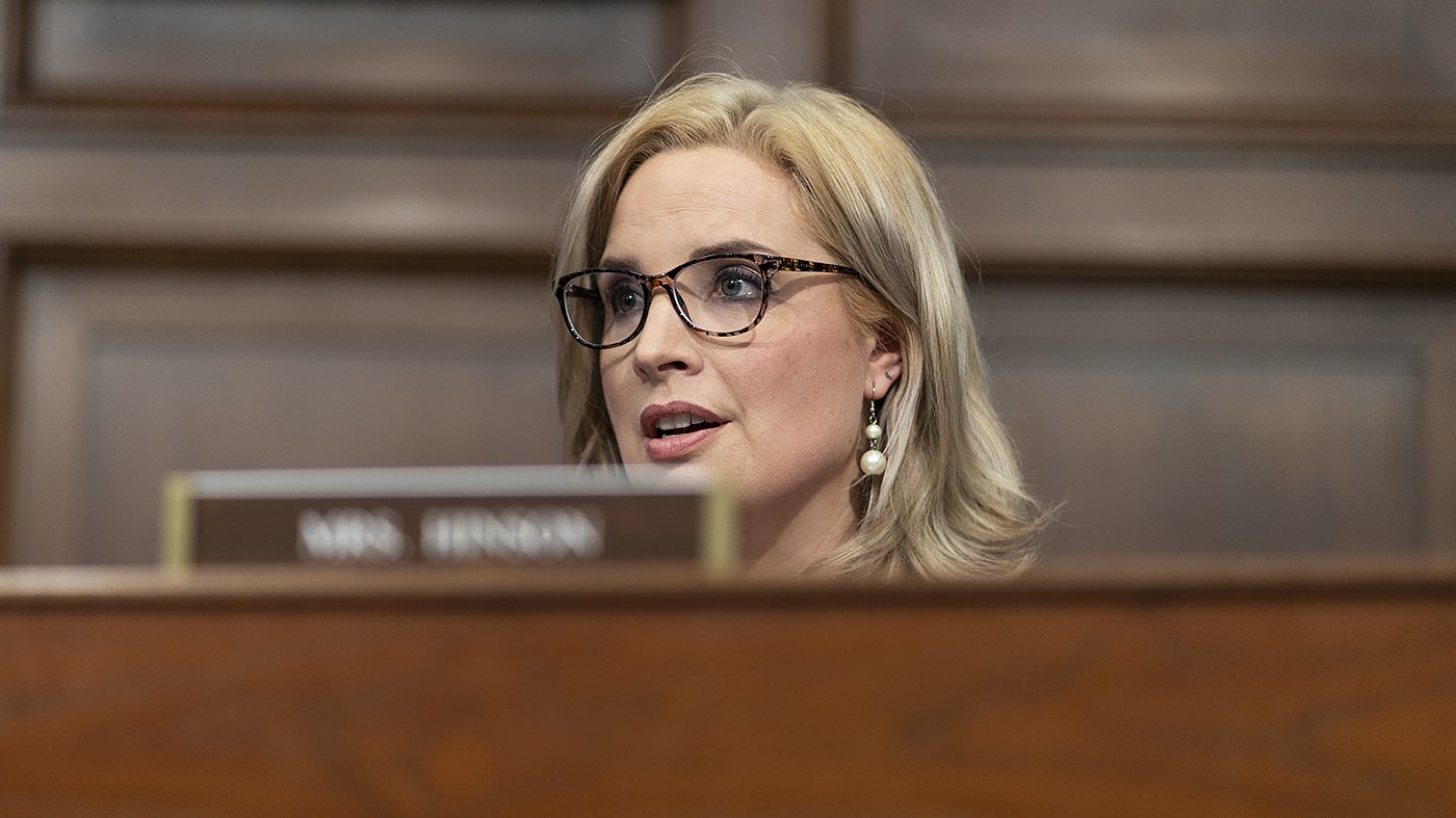 Iowa Senate Primary: Hinson Leads GOP, Wahls-Turek Battle for Democratic Nod
