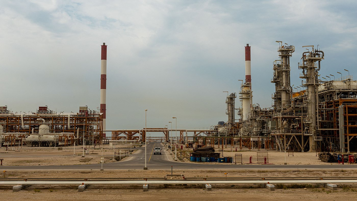 Israeli Forces Strike Iran's Largest Petrochemical Facility as Trump Deadline Looms