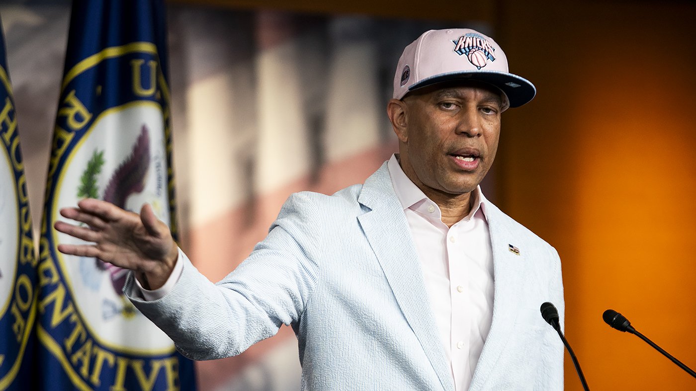 Jeffries Blocks FISA Renewal Unless Trump Removes Pulte as Intel Chief