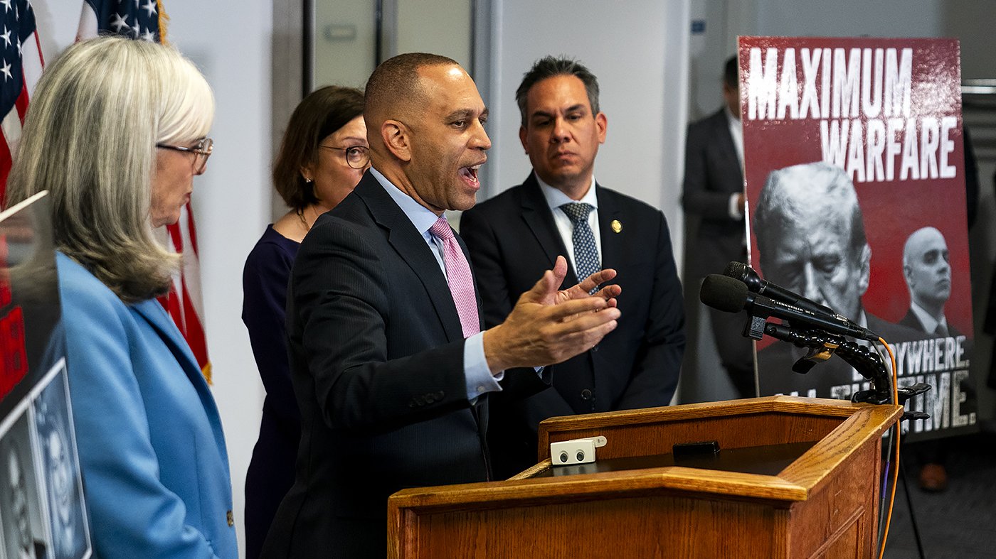 Jeffries Links FISA Renewal to Patel’s Ouster, Raising New Hurdle for Spy Powers