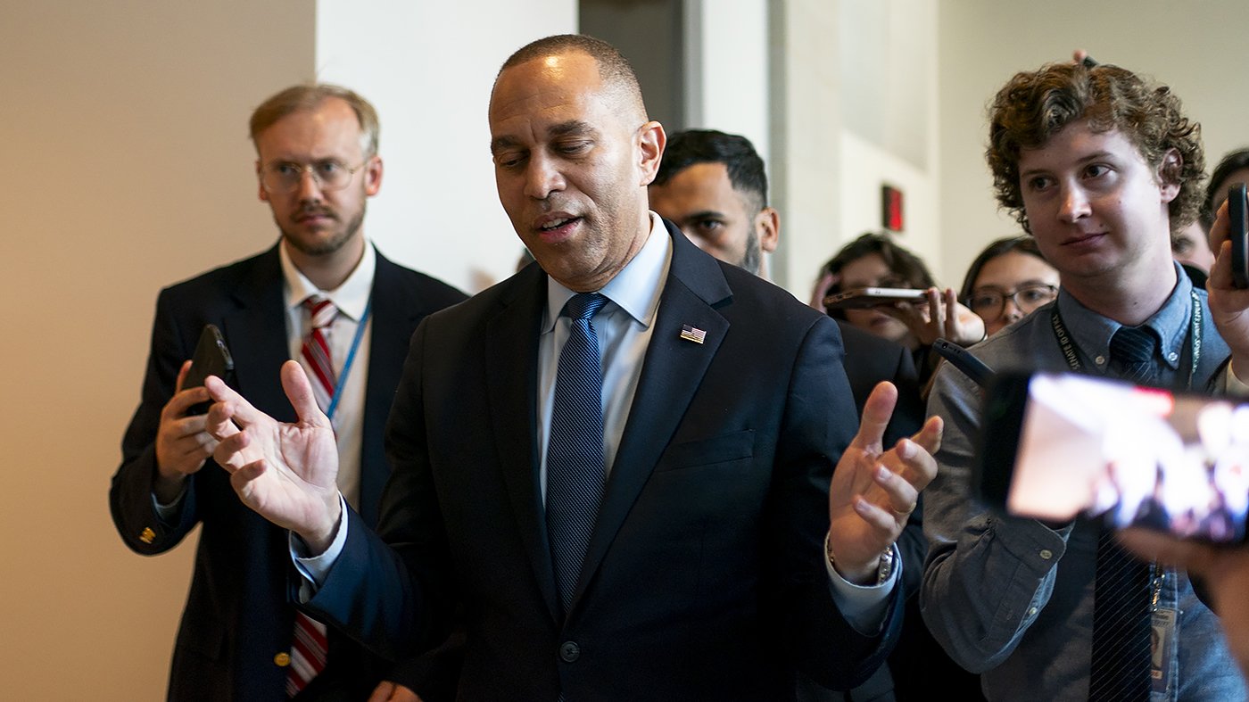 Jeffries Signals Opposition to FISA Renewal Without Privacy Reforms