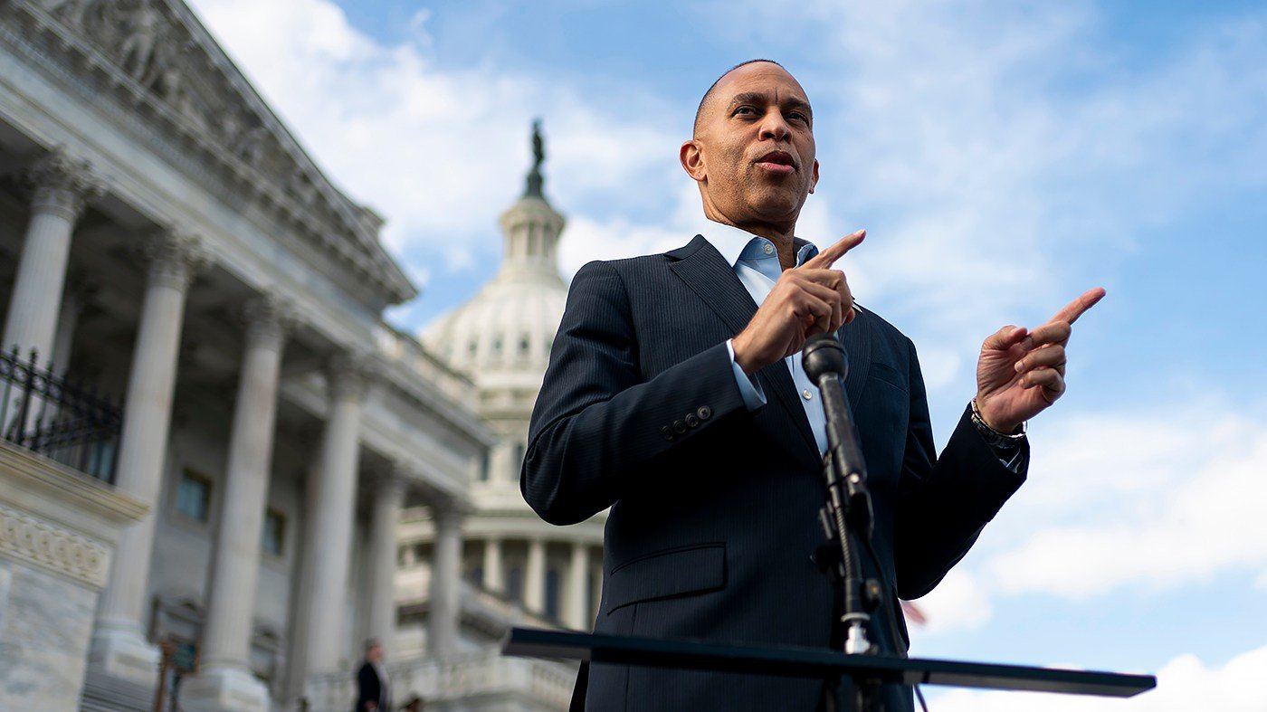 Jeffries Slams Trump's Hands-Off AI Stance as 'Fox Guarding the Henhouse'