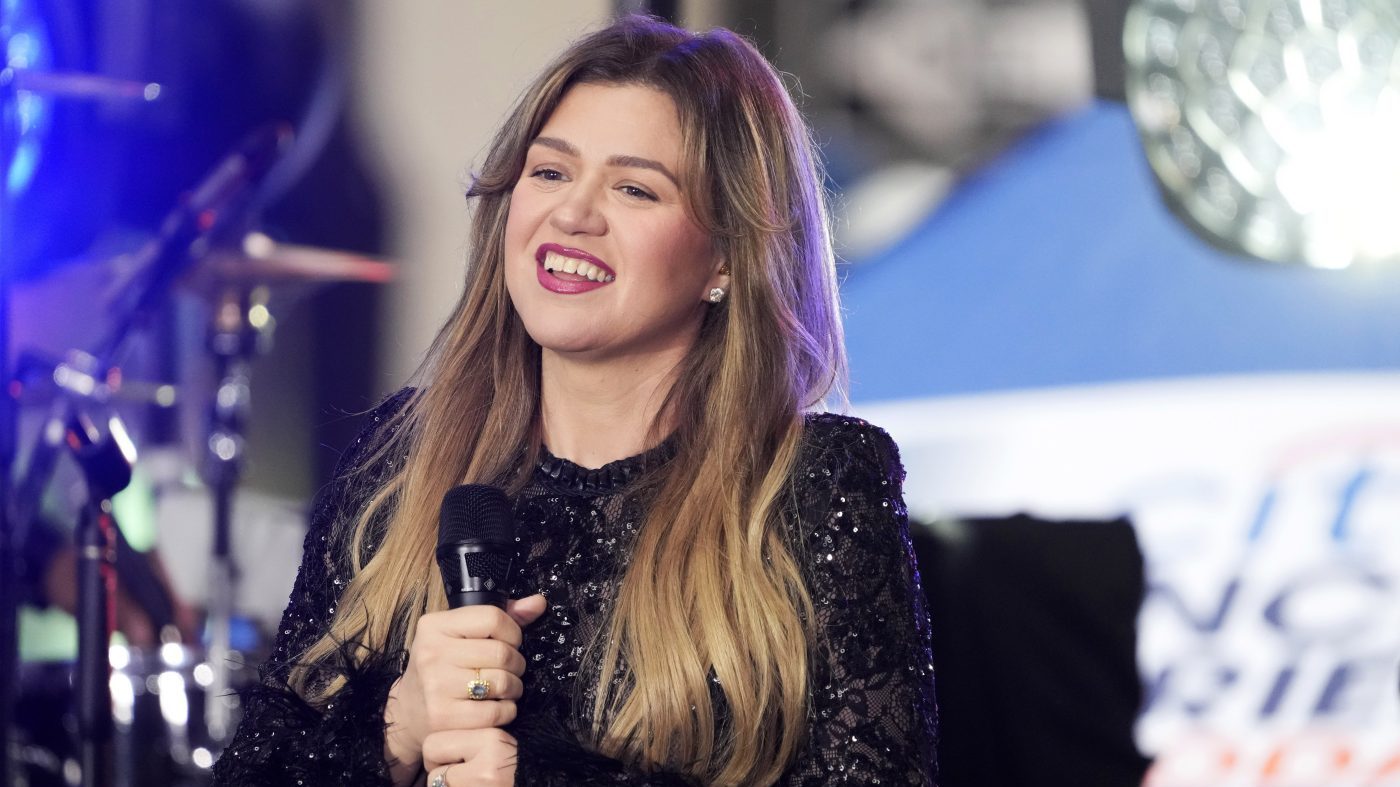 Kelly Clarkson's Social Media Feud Sparks Death Threats Against Brooklyn Store