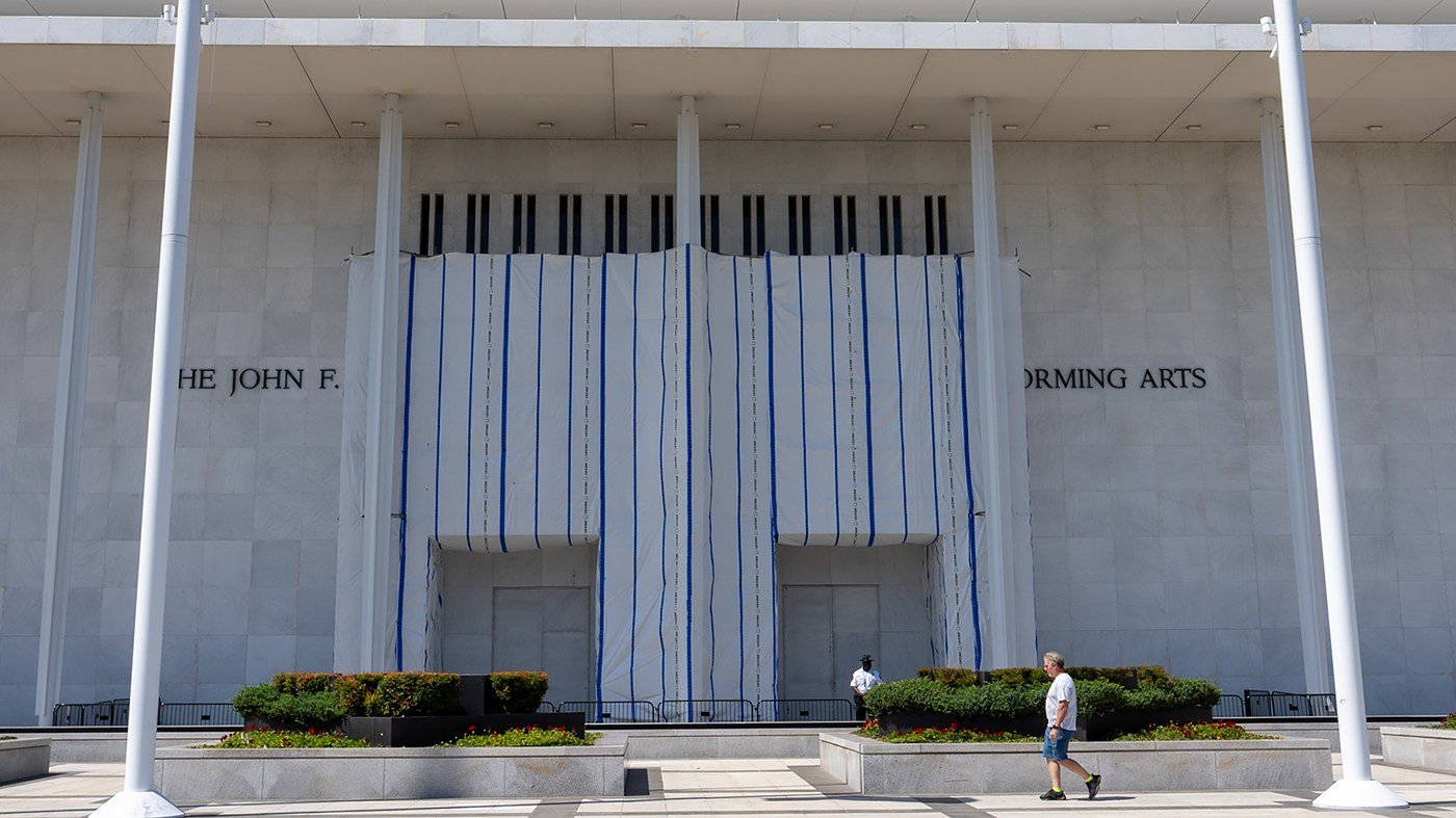 Kennedy Center ceiling collapse fuels Trump renovation battle