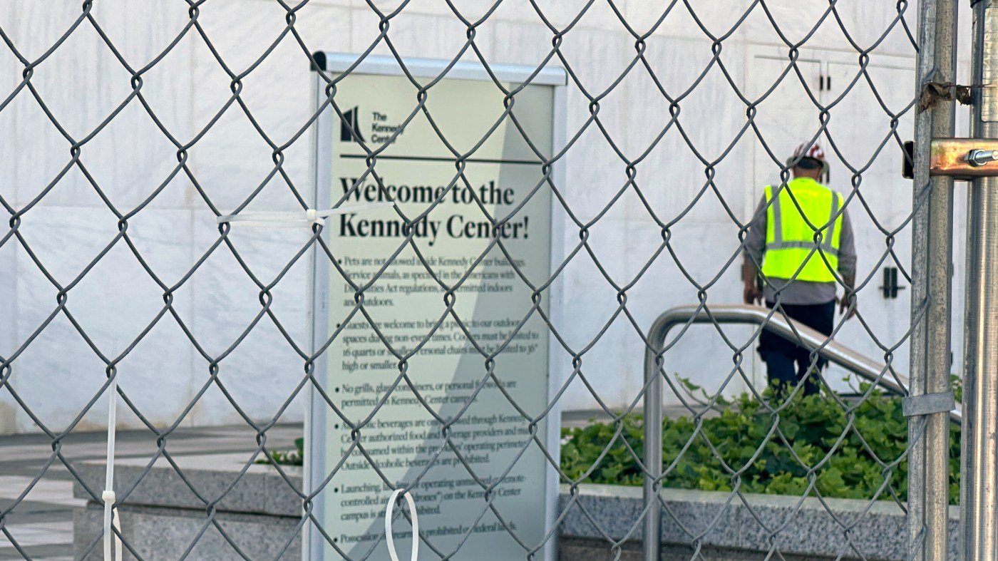Kennedy Center Fenced Off as Board's Trump Name Battle Hits Court