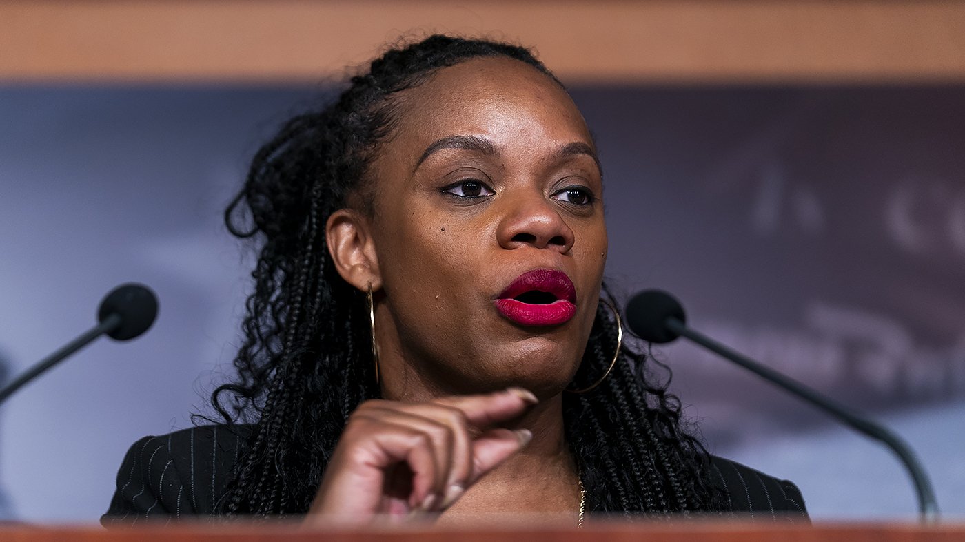 Lee dismisses GOP socialism attacks as 'political noise' amid primary battles