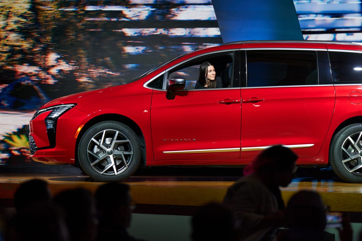 Minivan Sales Surge 21% as Economic Pressures Drive Shift from SUVs