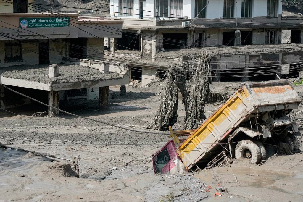 Nepal flash floods kill 22, hundreds missing including US tourists