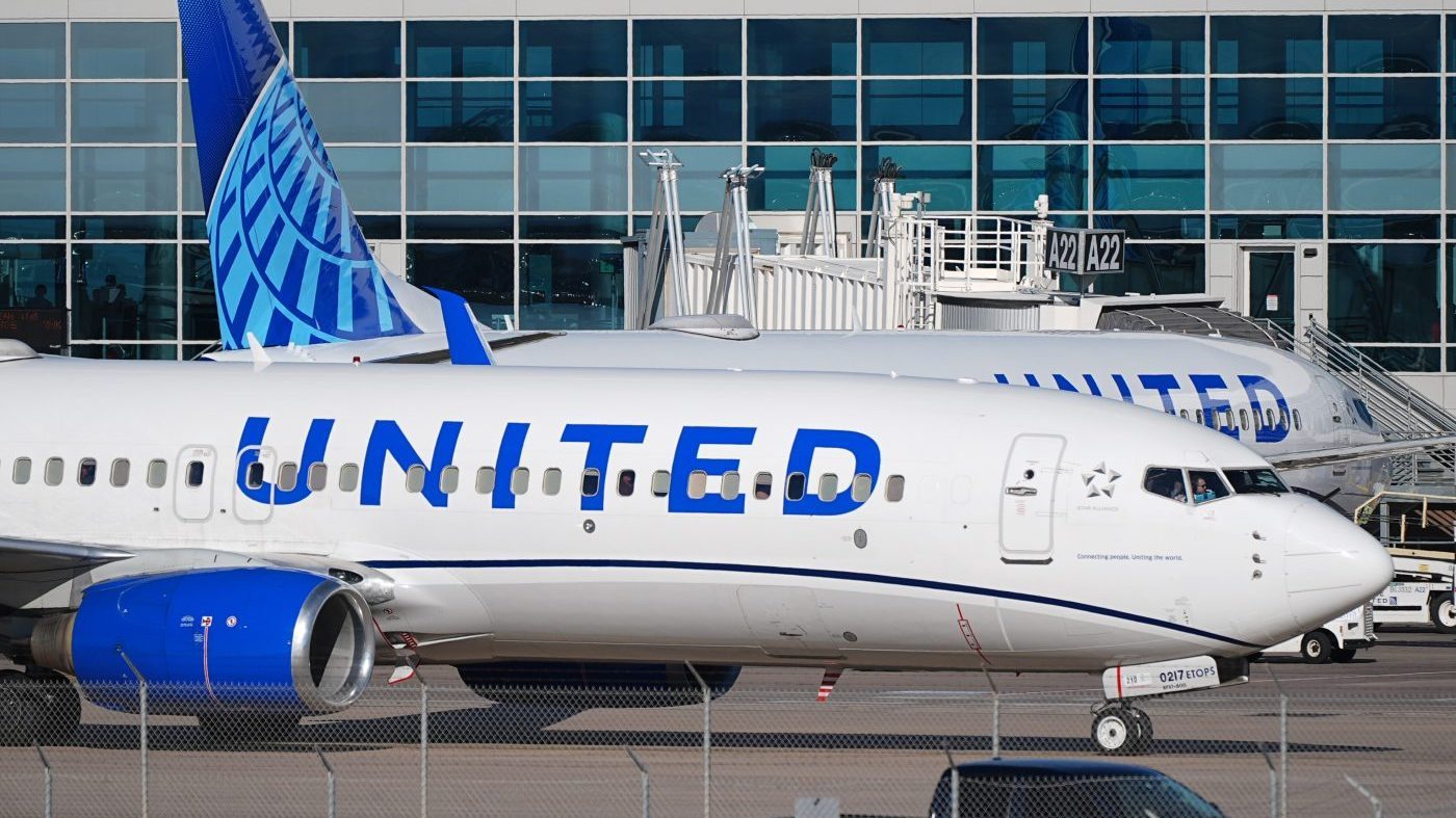 NTSB Probes United Airlines Jet That Hit Pole on NJ Turnpike During Landing