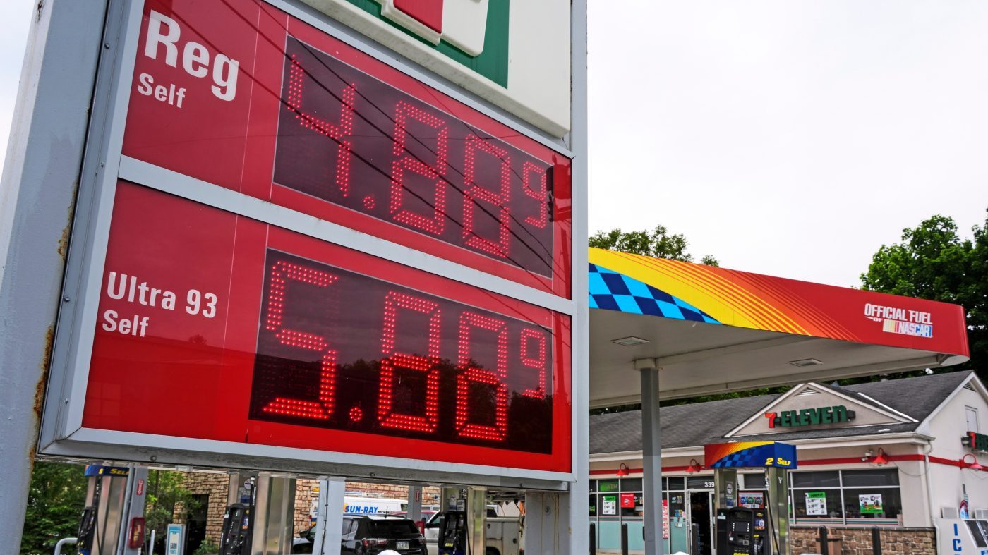 Oil Prices Slide as US-Iran Talks Hint at Strait of Hormuz Deal