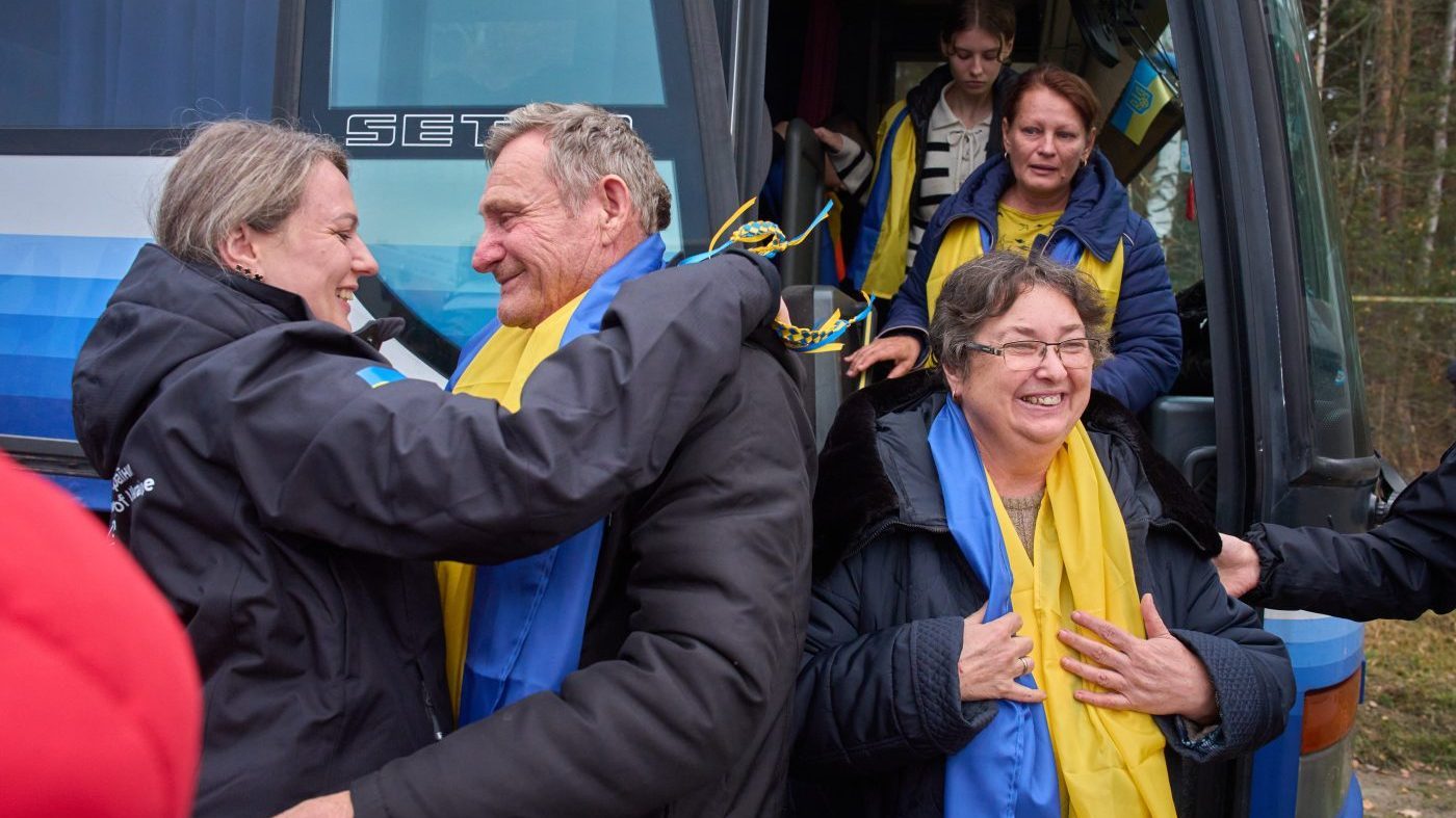Oleshky evacuees return to Ukraine as Melania Trump-brokered truce holds