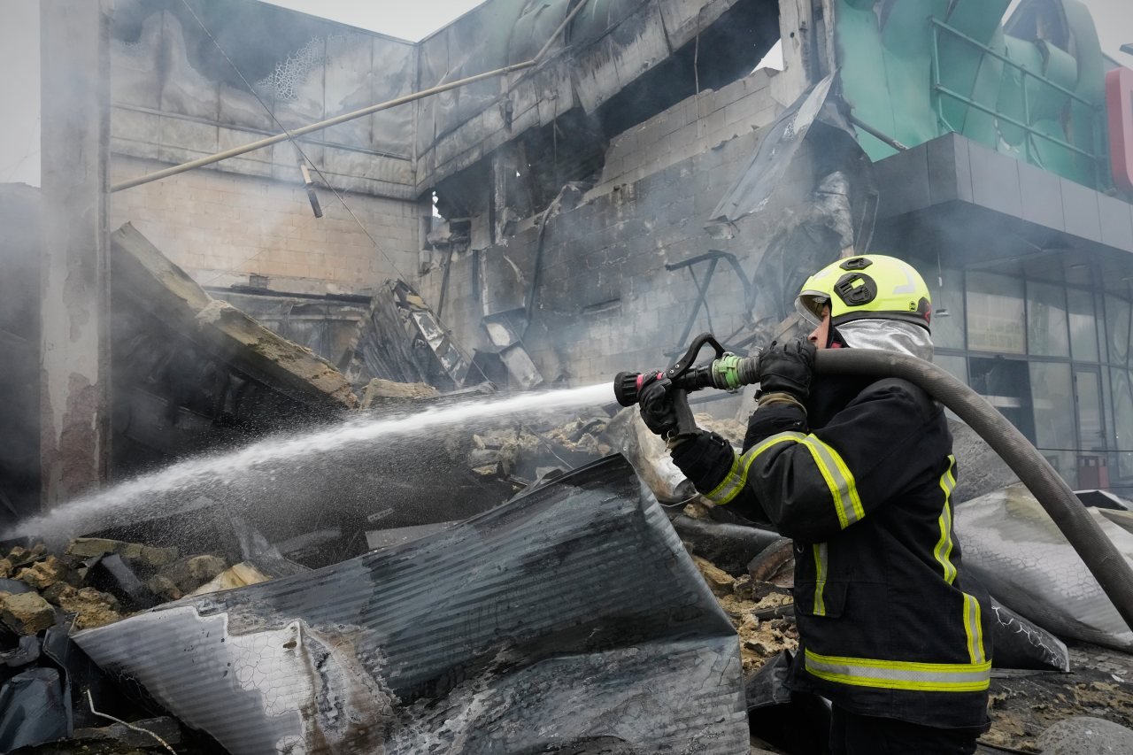 Russia Strikes Kyiv With Ballistic Missiles Amid Fragile Negotiation Hopes
