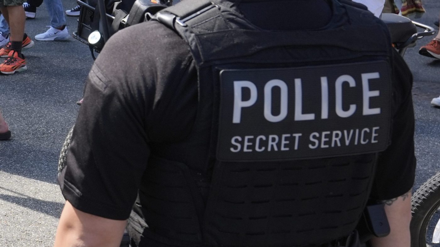 Secret Service probes suspicious item near Eisenhower Building