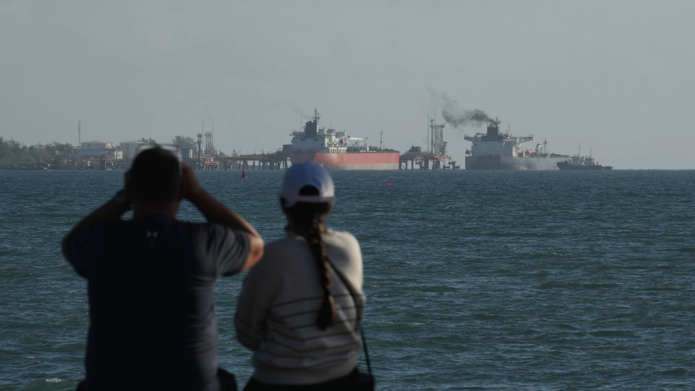Senate Dems Push Trump to Reinstate Russian Oil Sanctions Amid Iran Conflict