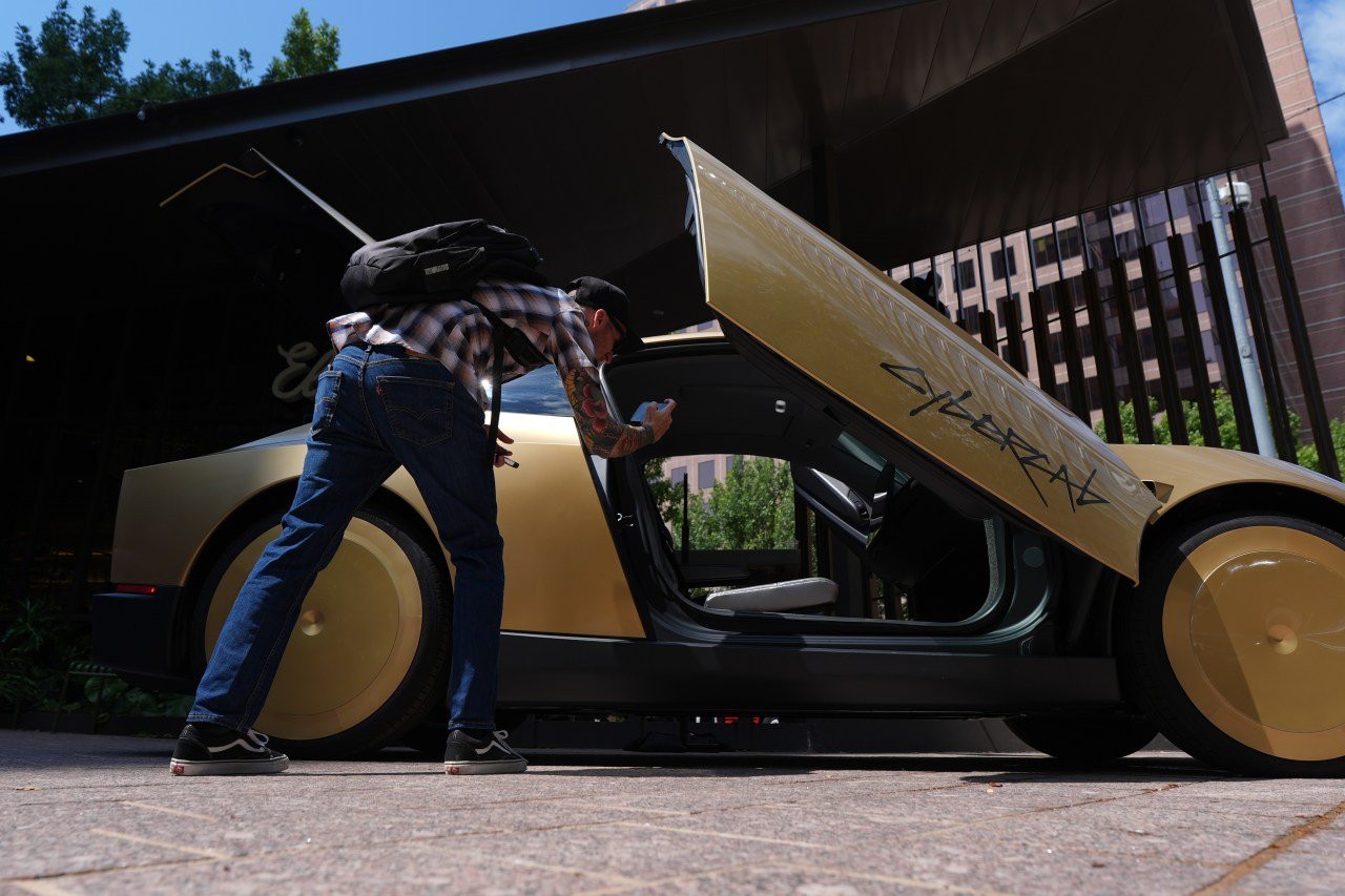 Tesla Debuts Steering-Wheel-Free Cybercab Fleet in Austin Amid Safety Doubts