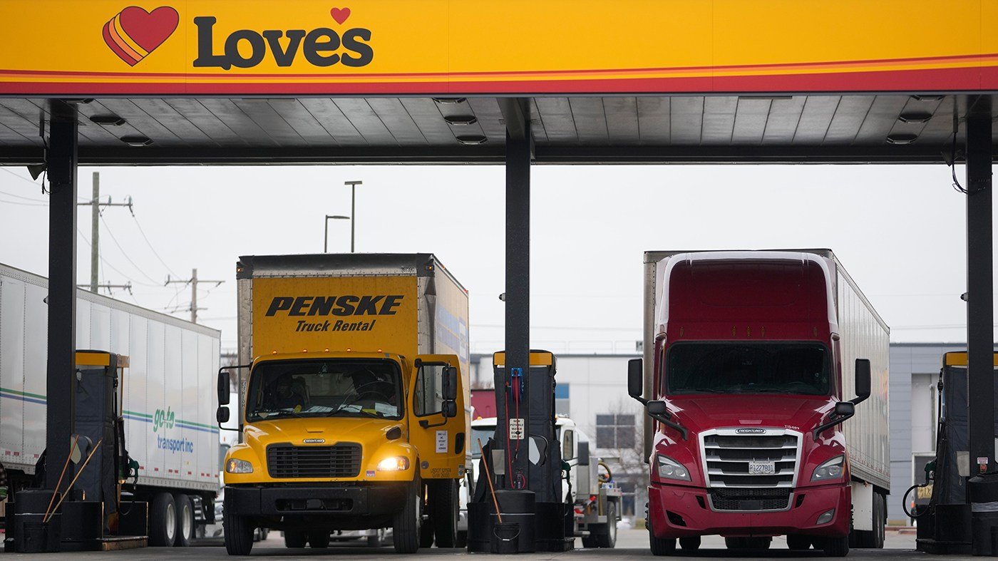 Trump administration eases truck emissions rules, targets Obama-era engine mandates