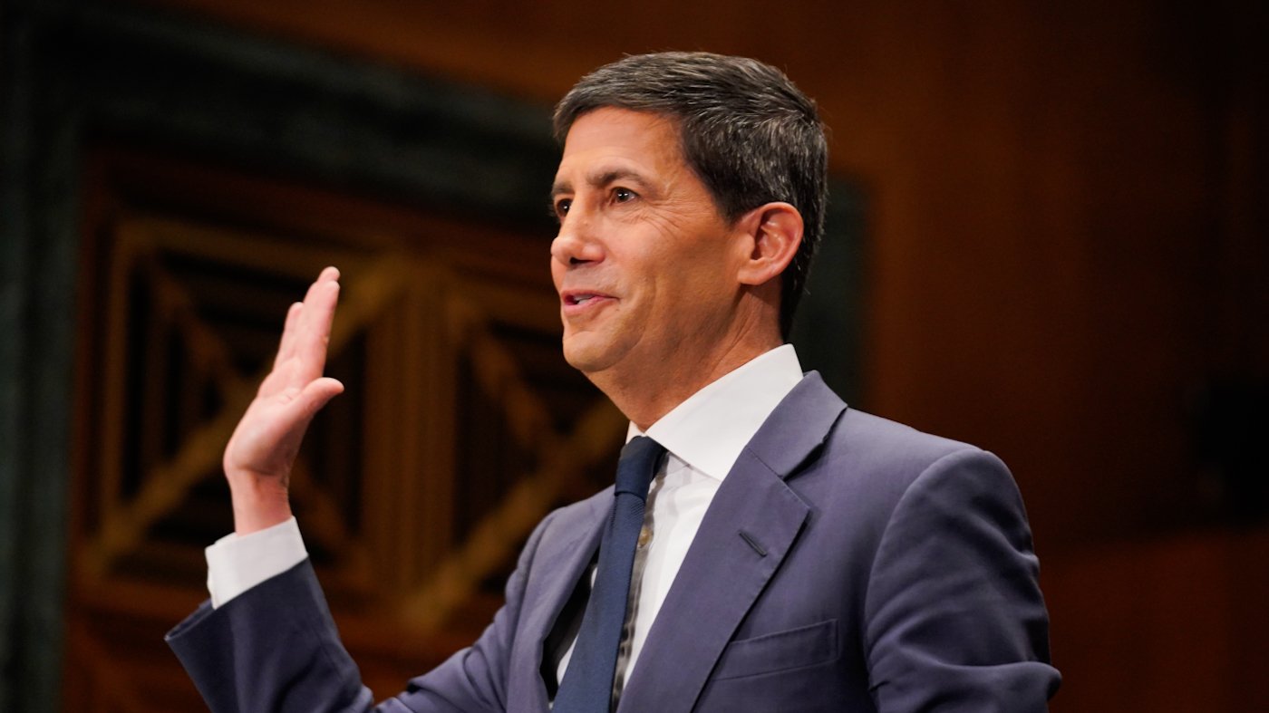 Trump Officiates Warsh Swearing-In as New Fed Chair Amid Rate Divide