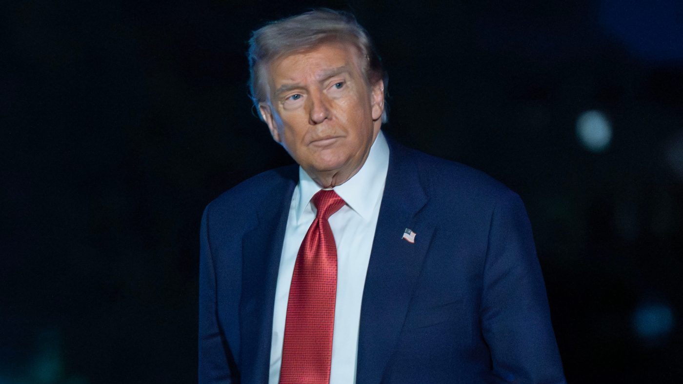 Trump Posts AI Image of Sunken Iranian Ships as Tehran Weighs Peace Deal