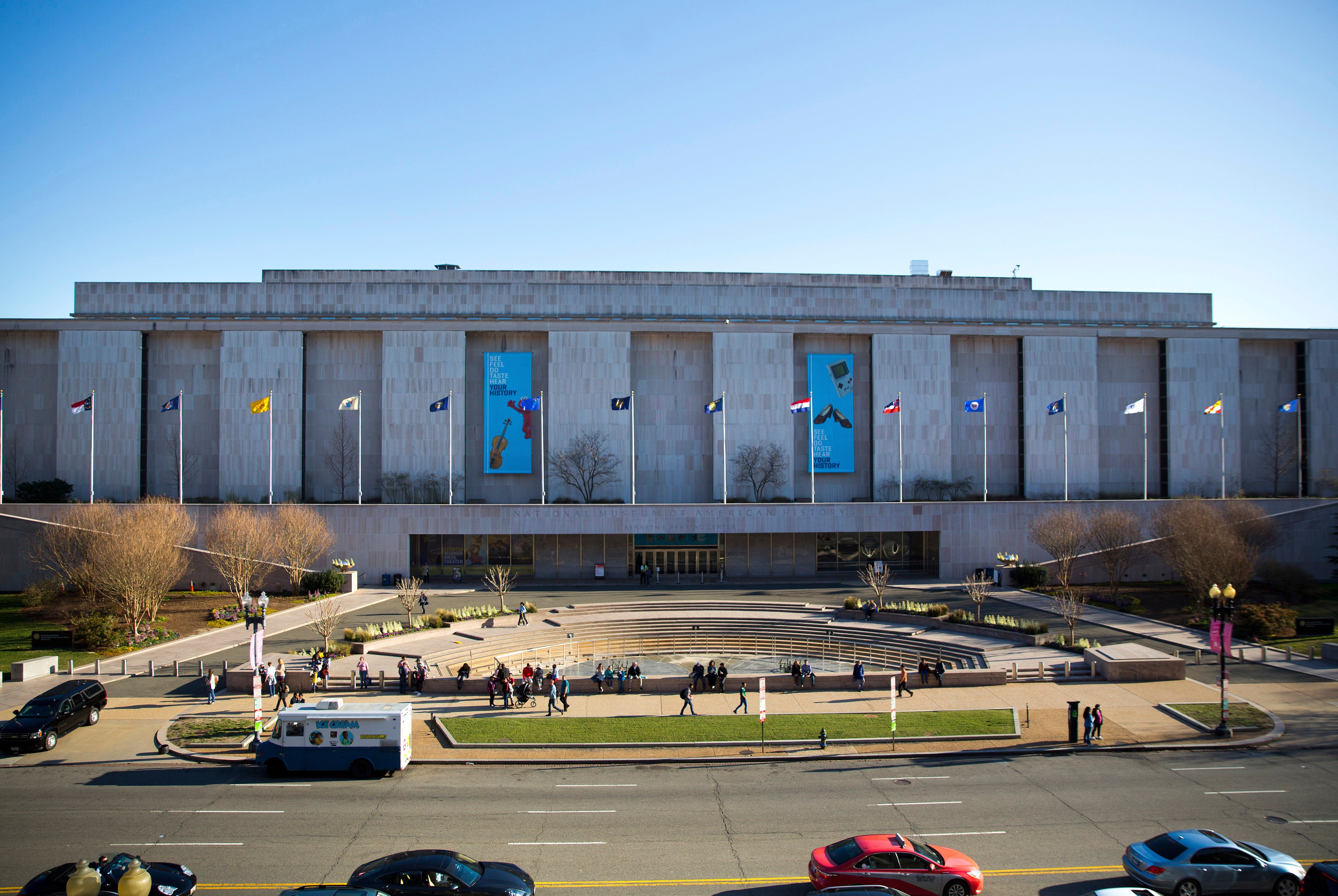 Trump Presses Smithsonian for Washington Statue and Exhibit