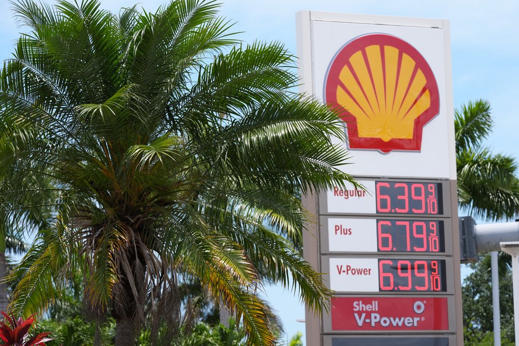 Trump Pushes Federal Gas Tax Suspension Amid Iran Conflict, Faces Bipartisan Skepticism