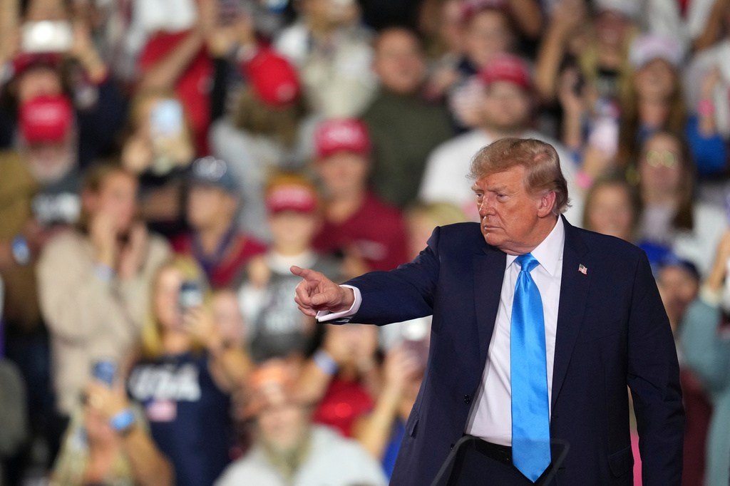 Trump's midterm pitch: a golden age that skips his base