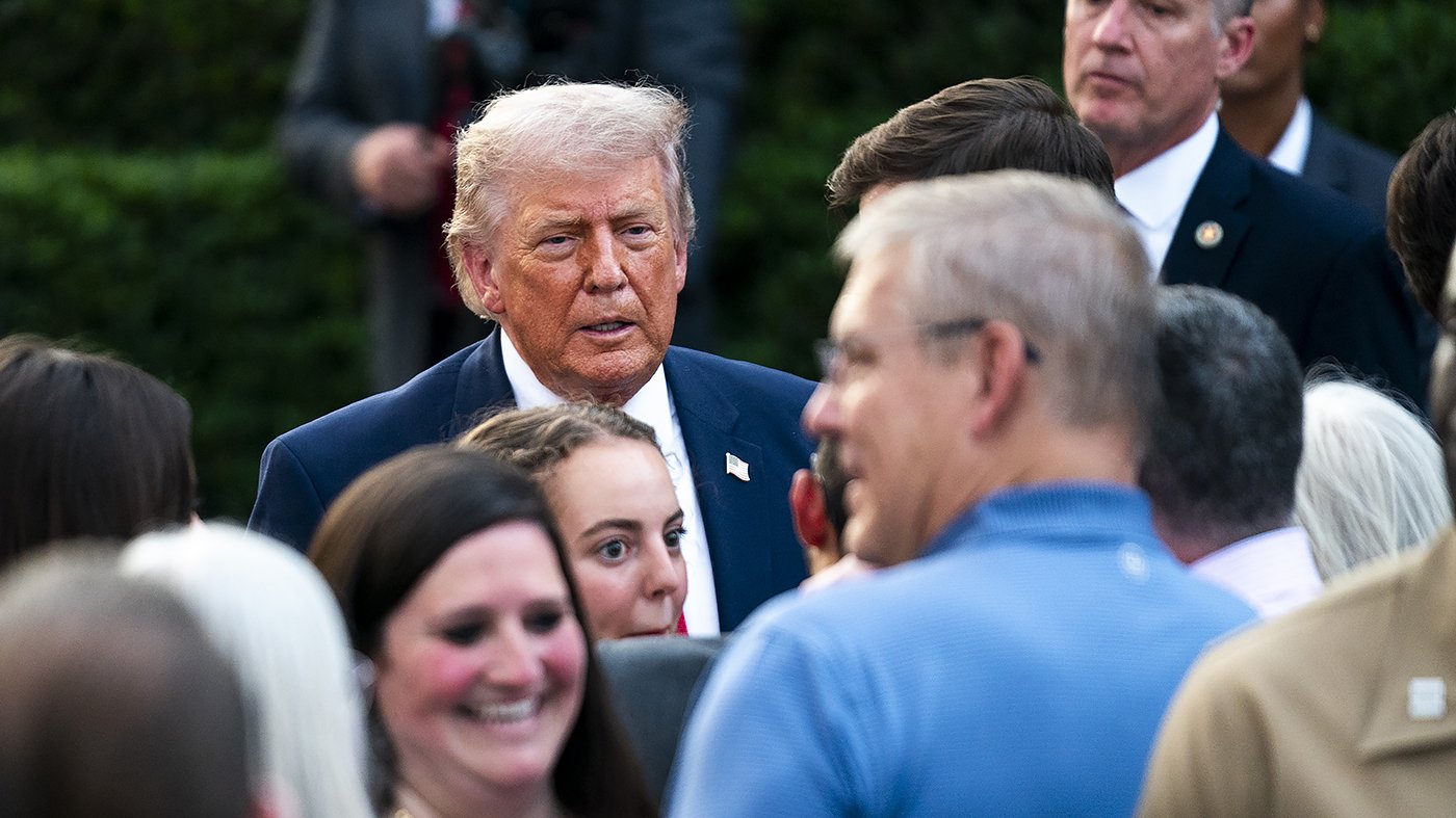 Trump's Primary Dominance Masks GOP Midterm Weakness as Approval Slips