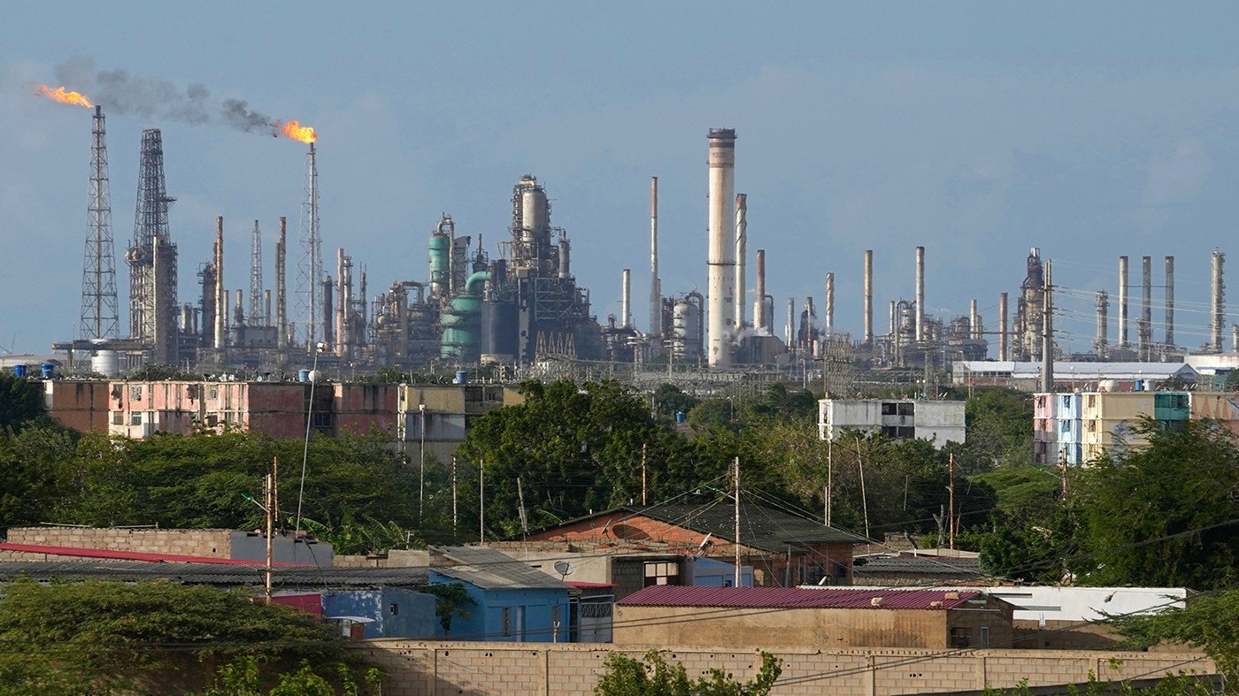 Trump's Venezuela Oil Gambit Faces Infrastructure, Legal Hurdles