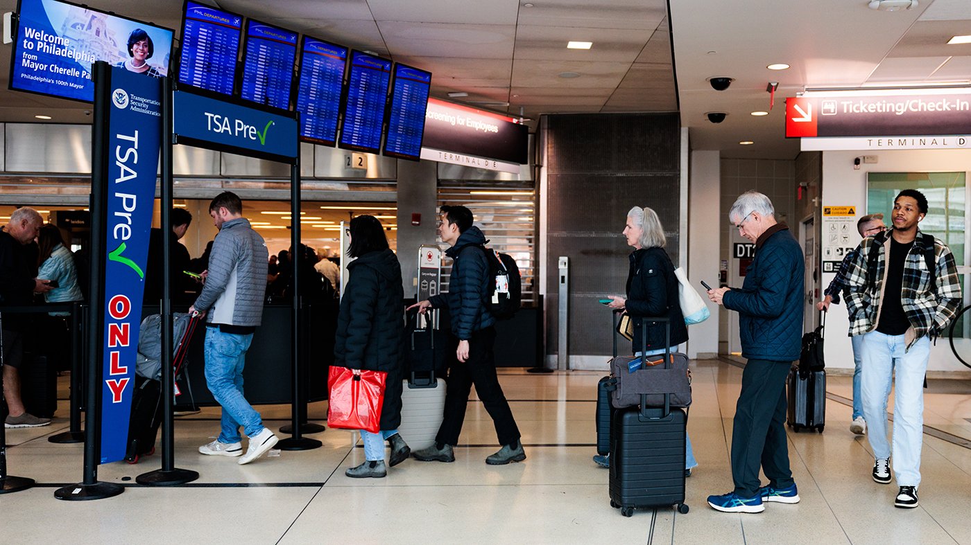 Trump Shifts Stance, Opening Path to End DHS Shutdown as Airport Chaos Mounts