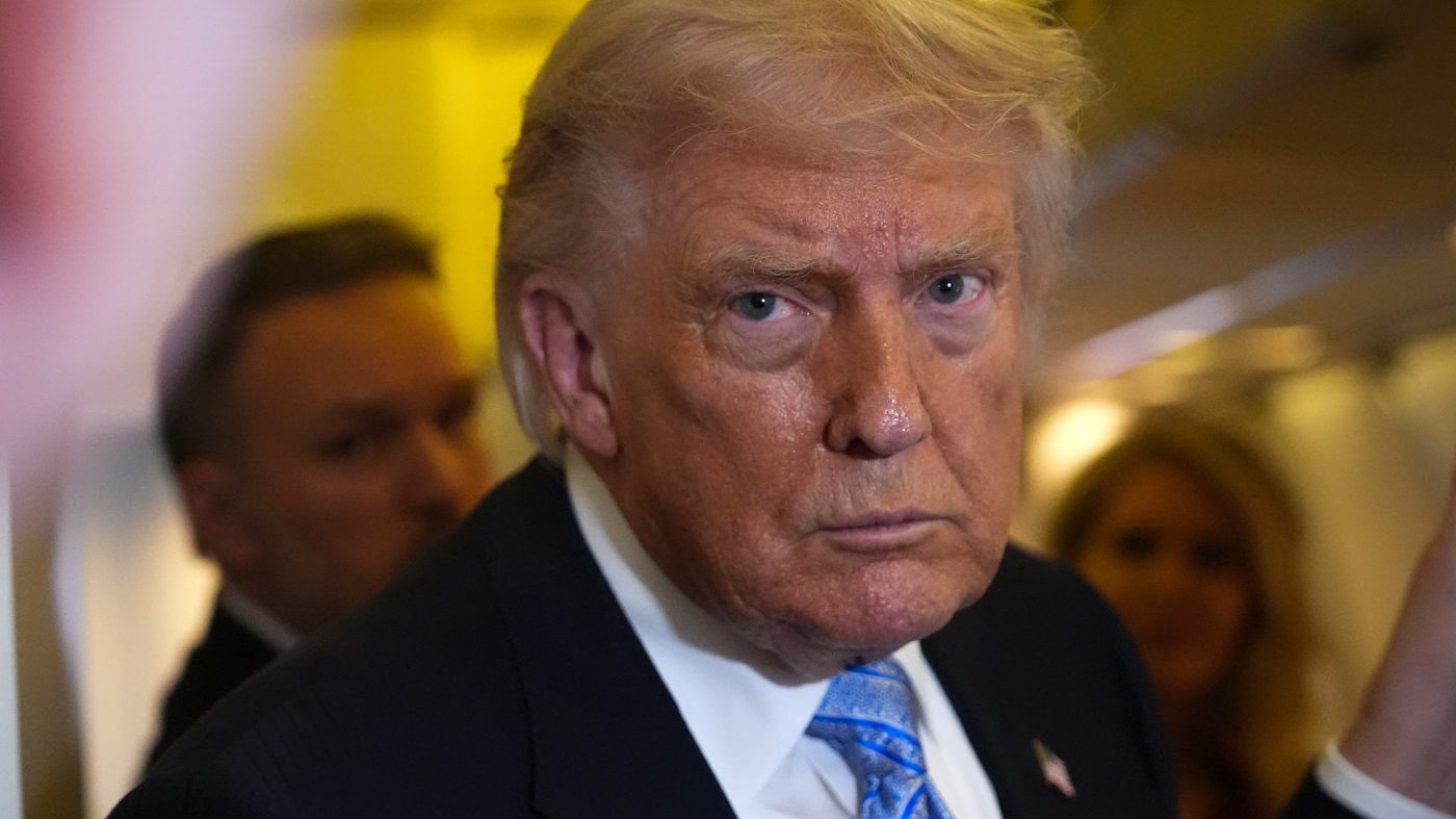 Trump Signs Order Tightening Bank Scrutiny of Customer Citizenship