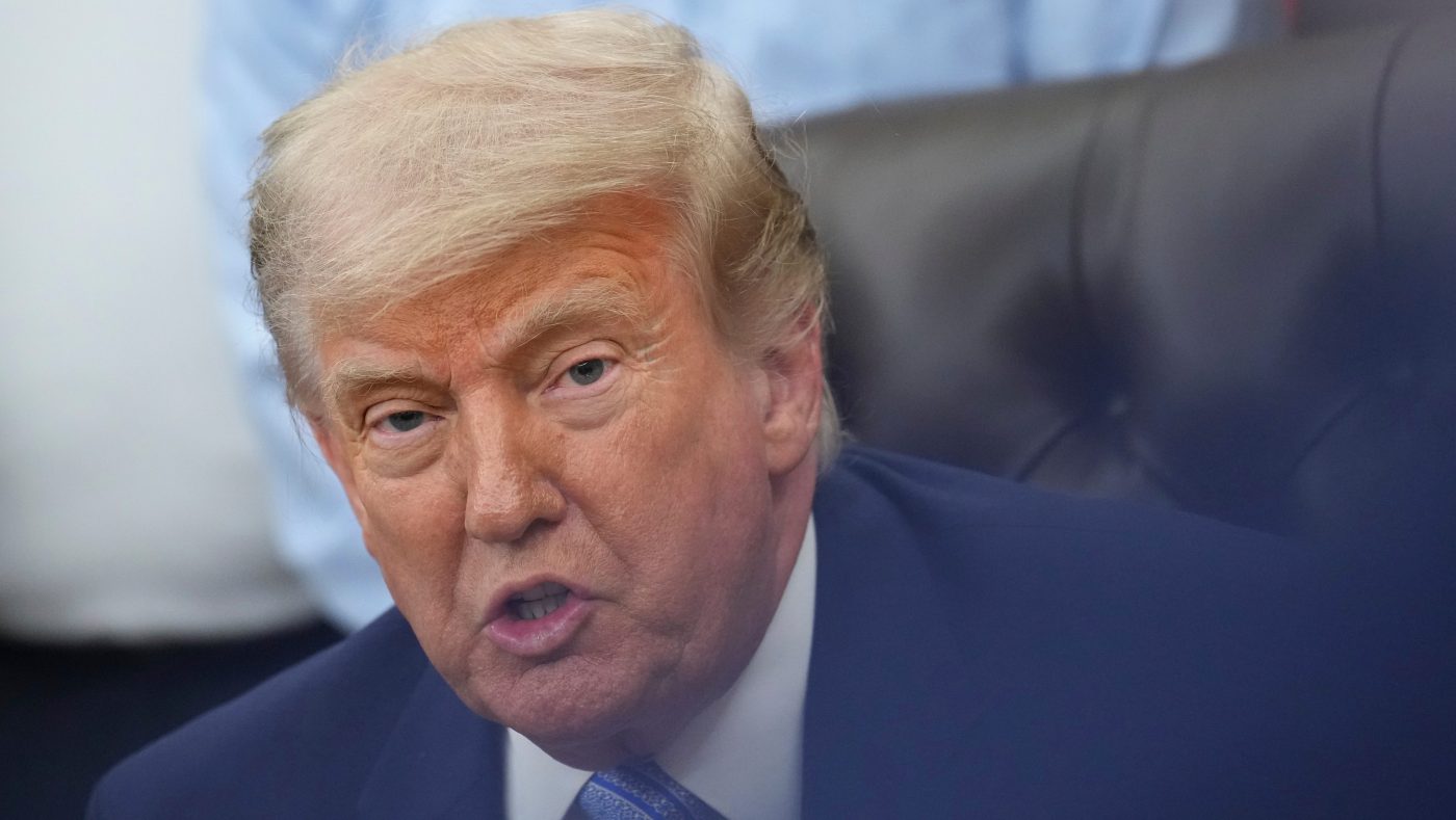 Trump Swears In New Fed Chair, Hits Campaign Trail as GOP Revolt Sinks Immigration Bill
