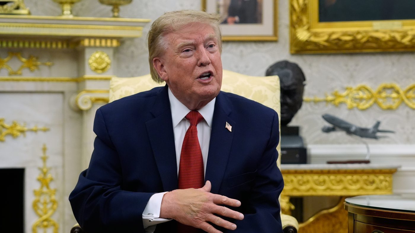 Trump Threatens Oman, Cuts Korea Drills as Iran Standoff Escalates